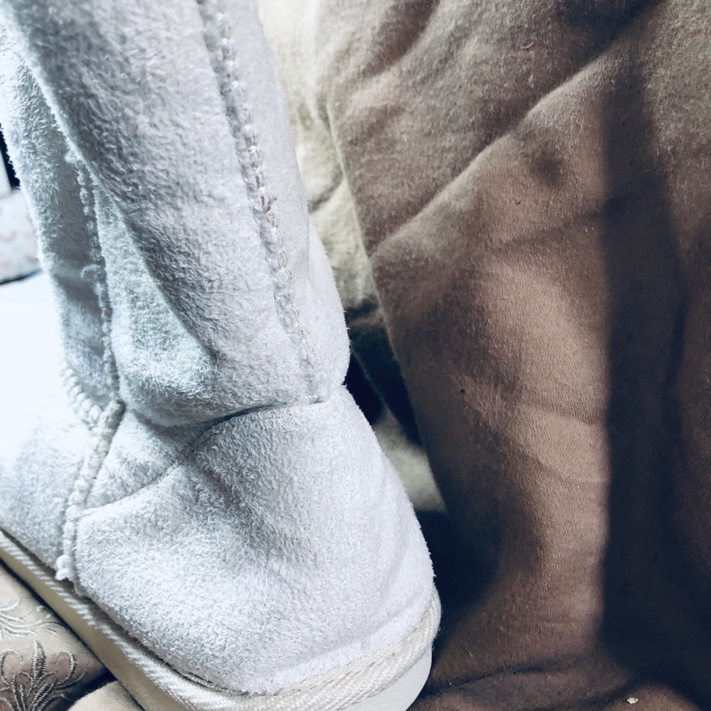 Cozy White Fur-Lined Boots - Picture 14 of 16